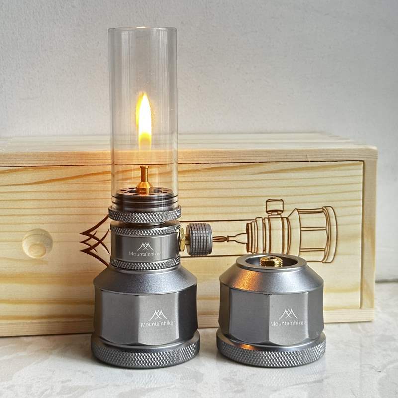 Cooking On Camping Stove - Lâmpada de gás de acampamento portátil